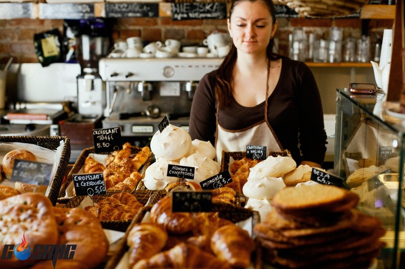 Các cửa hàng bánh hoặc cơ sở kinh doanh vừa và nhỏ tận dụng tủ bánh kem cửa trước sẽ không cần phân công nhân viên đứng trực thường xuyên tại quầy bánh
