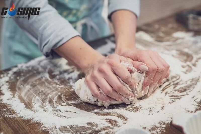 Máy cán bột ra đời giúp các thợ làm bánh tiết kiệm được rất nhiều thời gian nhào, nặn bột