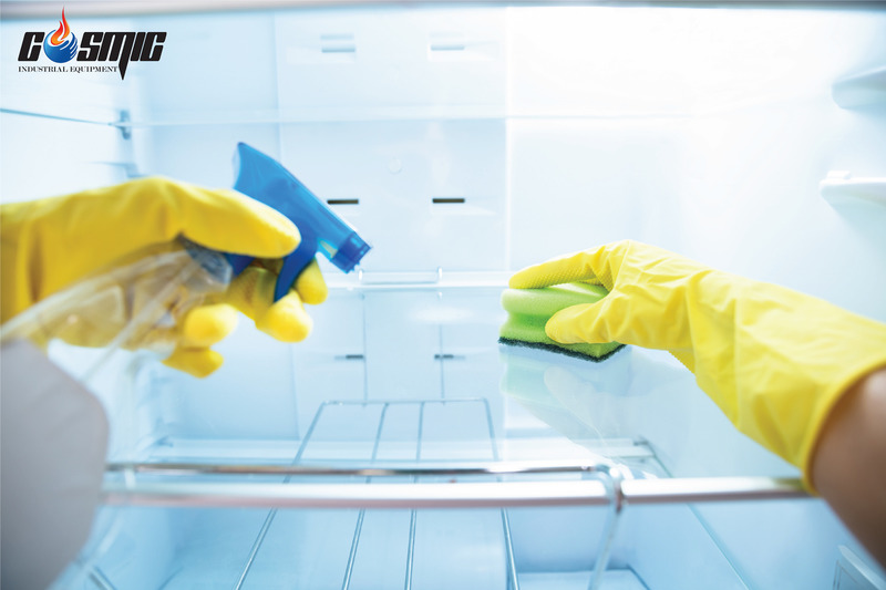 Thường xuyên vệ sinh sạch sẽ tủ đông mát nhằm ngăn chặn vi khuẩn và nấm mốc phát triển
