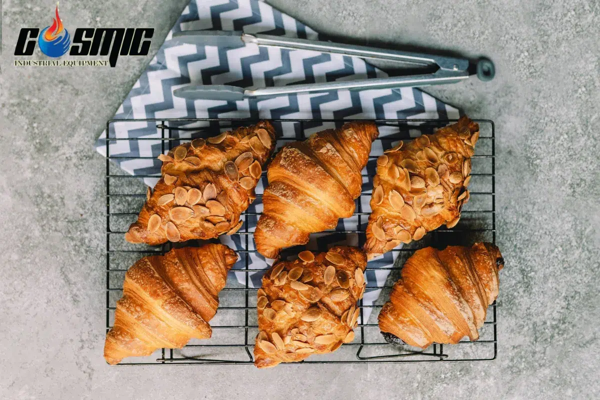 So sánh và đánh giá nguồn gốc của bánh Croissant