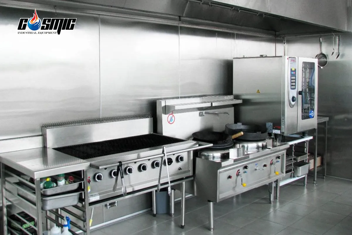 hinh-anh-bep-cong-nghiep-voi-cac-thiet-bi-bang-inox