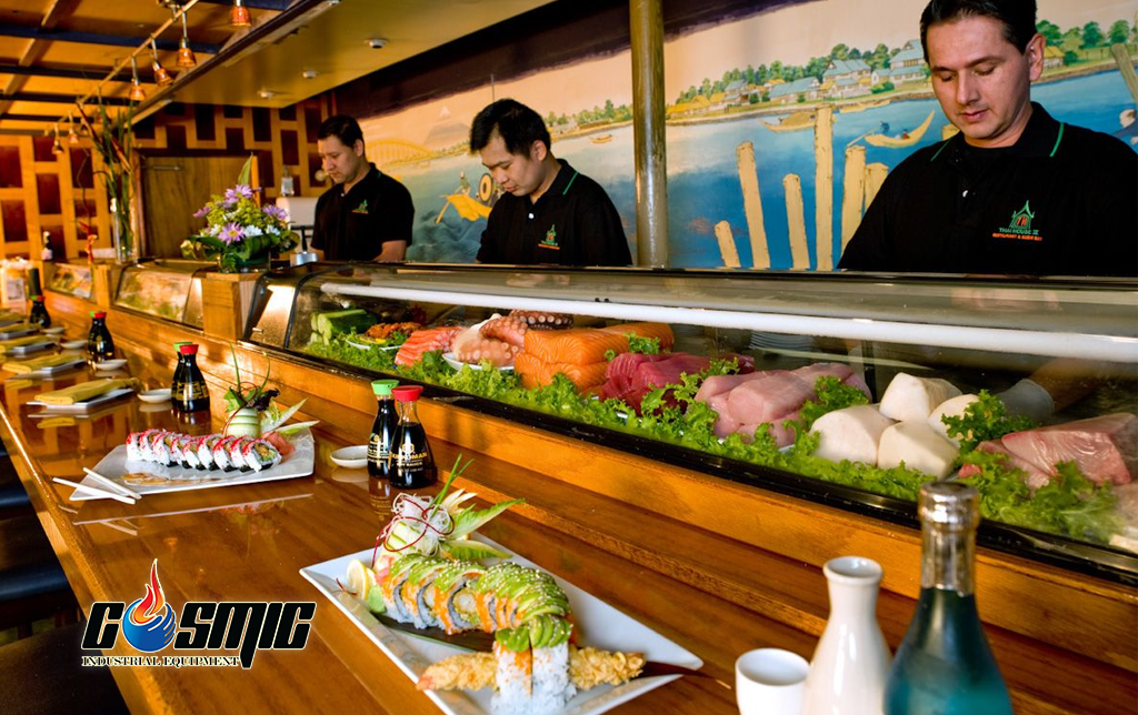 Tủ sushi công nghiệp giúp duy trì nhiệt độ ổn định để cá luôn tươi.