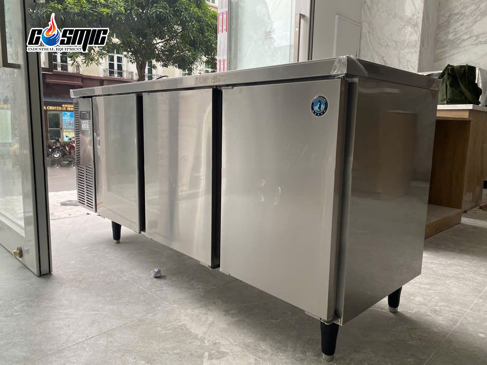 Bàn đông trong bếp công nghiệp giúp tối ưu thao tác chế biến