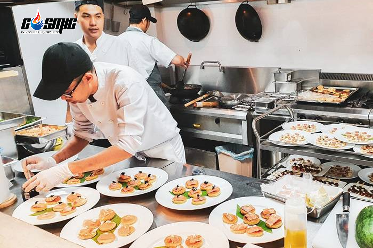 Bàn mát kết hợp bảo quản và sơ chế trong bếp nhà hàng