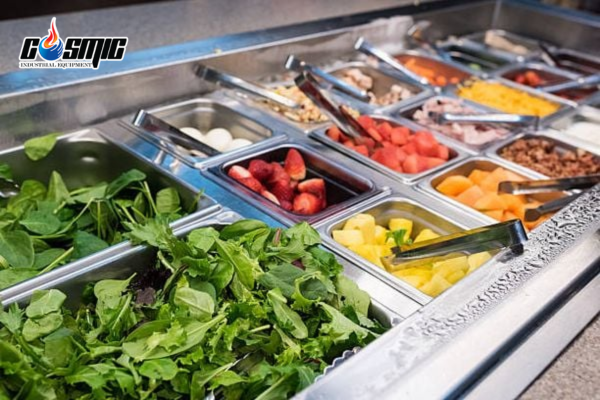 Khu vực topping giúp bàn salad sắp xếp nhiều loại nguyên liệu trong các khay riêng biệt
