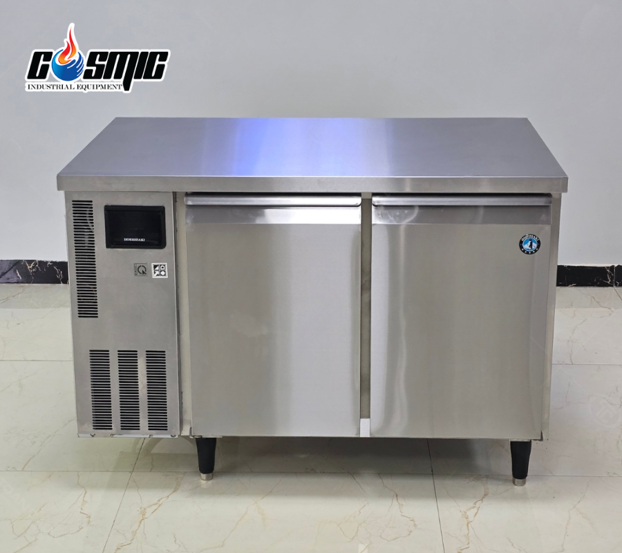 Bàn mát có mặt bàn phẳng để sơ chế, trong khi bàn salad được thiết kế khu vực khay topping 