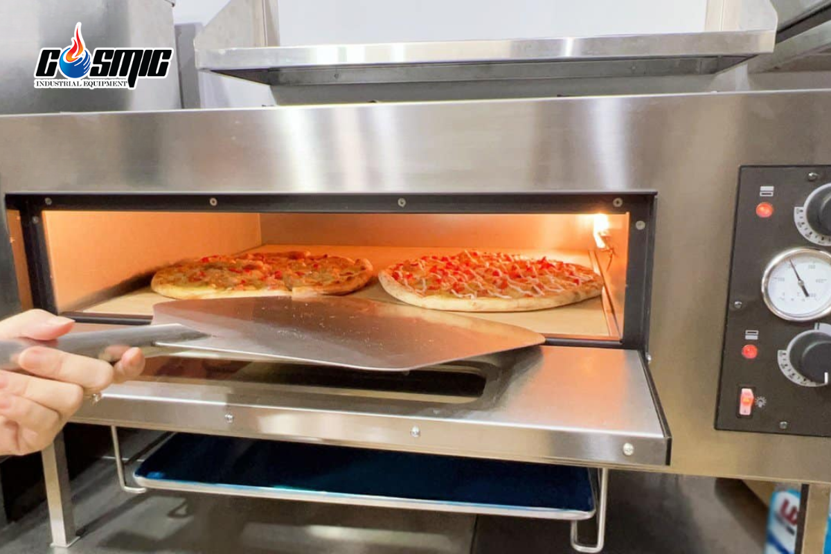 Lò pizza chuyên dụng phù hợp hơn với mô hình cần nướng bánh liên tục và có sản lượng cao. 