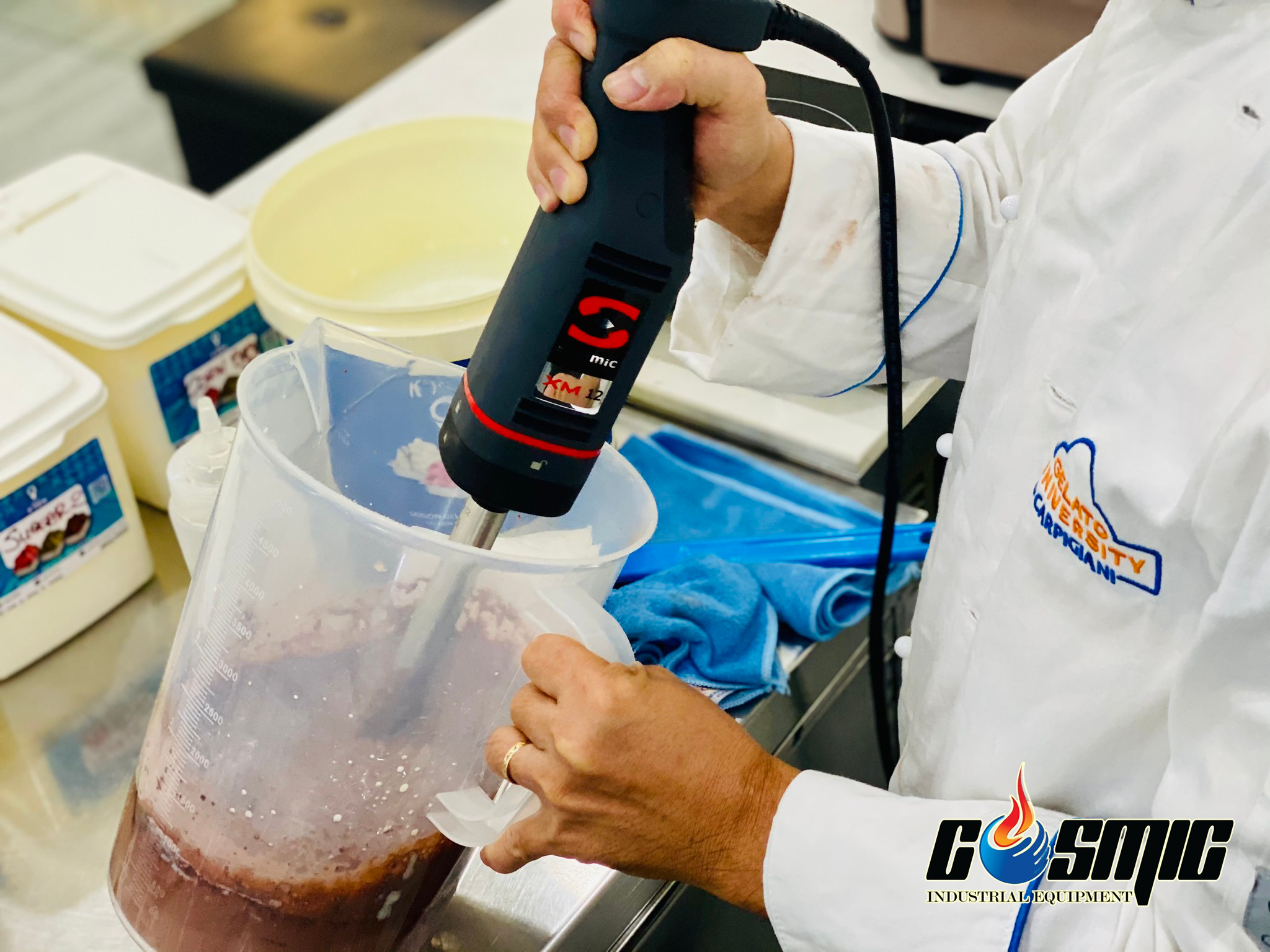 Máy xay cầm tay giúp giảm công đoạn sang chiết nguyên liệu