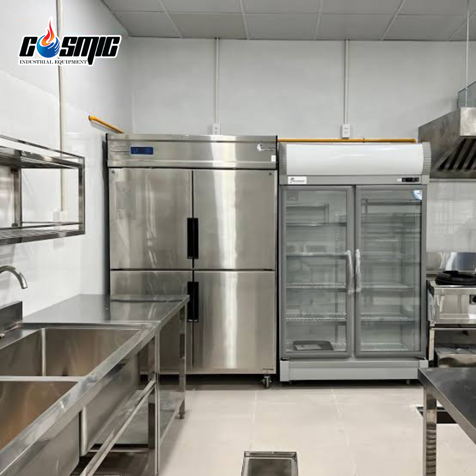 Khi setup bếp nhà hàng, giá thiết bị thường là một trong những khoản được cân nhắc đầu tiên. Với ngân sách có hạn, việc tìm những model có giá thấp hơn là điều dễ hiểu. Tuy nhiên, không phải thiết bị nào cũng nên tiết kiệm bằng cách chọn sản phẩm rẻ nhất. Một thiết bị có giá mua thấp nhưng hoạt động không ổn định, tiêu thụ nhiều điện nước hoặc khó sửa chữa khi gặp sự cố có thể khiến chi phí thực tế tăng lên sau một thời gian sử dụng. Điều đó không có nghĩa là bếp nhà hàng phải chọn toàn bộ thiết bị ở phân khúc cao cấp. Quan trọng hơn là xác định những thiết bị ảnh hưởng trực tiếp đến năng suất và hoạt động của bếp để ưu tiên ngân sách. Dưới đây là 5 nhóm thiết bị không nên chỉ lựa chọn dựa trên giá khi setup bếp nhà hàng. 1. 5 thiết bị không nên chọn loại quá rẻ khi setup bếp nhà hàng 1. Tủ mát, tủ đông công nghiệp Giá rẻ chưa chắc là lựa chọn tiết kiệm khi mua tủ lạnh công nghiệp Tủ mát và tủ đông là những thiết bị thường phải hoạt động trong thời gian dài để bảo quản nguyên liệu. Vì vậy, đây là một trong những hạng mục không nên chọn theo tiêu chí càng rẻ càng tốt. Khả năng duy trì nhiệt độ ổn định phụ thuộc vào nhiều yếu tố như hệ thống lạnh, máy nén, lớp cách nhiệt, gioăng cửa và thiết kế của tủ. Nếu hệ thống lạnh hoạt động không hiệu quả, tủ có thể phải chạy trong thời gian dài hơn để đạt mức nhiệt yêu cầu, đồng thời ảnh hưởng đến mức tiêu thụ điện. Với bếp nhà hàng, vấn đề không chỉ nằm ở tiền điện. Nếu tủ gặp sự cố trong lúc đang chứa lượng lớn nguyên liệu, nhà hàng còn phải đối mặt với nguy cơ ảnh hưởng đến chất lượng thực phẩm và phát sinh chi phí xử lý. Khi chọn tủ mát, tủ đông nên quan tâm điều gì? Thay vì chỉ so sánh giá, nên xem xét: Dung tích thực tế có phù hợp với lượng nguyên liệu cần bảo quản hay không. Dải nhiệt độ và khả năng duy trì nhiệt. Khả năng hoạt động trong điều kiện môi trường của bếp. Chất lượng lớp cách nhiệt và gioăng cửa. Mức tiêu thụ điện trong quá trình sử dụng. Linh kiện thay thế và khả năng bảo trì. Một chiếc tủ có giá cao hơn nhưng vận hành ổn định, phù hợp với nhu cầu và dễ bảo trì có thể tiết kiệm hơn về lâu dài so với một chiếc tủ giá rẻ nhưng thường xuyên phát sinh vấn đề. 2. Máy rửa chén công nghiệp Máy rửa chén công nghiệp thường phải xử lý lượng lớn chén, đĩa, ly và dụng cụ trong thời gian ngắn, đặc biệt vào các khung giờ cao điểm. Vì vậy, khả năng vận hành ổn định quan trọng không kém giá mua ban đầu. Một chiếc máy có giá thấp nhưng thời gian chu trình dài, công suất xử lý không đáp ứng được lượng chén đĩa thực tế hoặc thường xuyên gặp sự cố có thể tạo ra nút thắt trong khu vực rửa. Khi đó, nhân viên phải chờ máy hoặc quay lại rửa thủ công, làm tăng nhân công và ảnh hưởng đến tốc độ luân chuyển dụng cụ. Không nên chỉ nhìn vào công suất máy Khi so sánh máy rửa chén công nghiệp, nên xem thêm: Số lượng chén đĩa có thể xử lý trong một khoảng thời gian. Thời gian của mỗi chu trình rửa. Nhiệt độ nước rửa và tráng. Lượng nước sử dụng cho mỗi chu trình. Khả năng vận hành liên tục trong giờ cao điểm. Linh kiện và dịch vụ kỹ thuật sau khi mua. Nếu nhà hàng có lượng chén đĩa lớn, việc chọn một thiết bị phù hợp với công suất vận hành thực tế có thể quan trọng hơn việc tiết kiệm một khoản tiền ở thời điểm mua. 3. Lò nướng công nghiệp Lò nướng cần duy trì nhiệt độ ổn định, vì vậy không nên chọn loại quá rẻ Với lò nướng, một trong những yếu tố cần quan tâm nhất không đơn thuần là công suất mà là khả năng kiểm soát và duy trì nhiệt độ trong quá trình nấu. Lò có thể đạt đến nhiệt độ cài đặt nhưng chưa chắc đã phân bố nhiệt đồng đều trong toàn bộ khoang. Nếu nhiệt không ổn định, cùng một công thức nhưng kết quả giữa các mẻ có thể khác nhau. Điều này đặc biệt đáng lưu ý với những bếp sử dụng lò thường xuyên để nướng bánh, thịt, cá, rau củ hoặc các món cần kiểm soát nhiệt độ chặt chẽ. Ngoài ra, khi vận hành liên tục, khả năng phục hồi nhiệt sau khi mở cửa cũng ảnh hưởng đến hiệu quả làm việc của bếp. Khi mua lò nướng nên kiểm tra gì? Có thể bắt đầu từ những câu hỏi: Lò có phù hợp với sản lượng cần phục vụ không? Nhiệt độ trong khoang có ổn định không? Khả năng phân bố nhiệt có phù hợp với loại thực phẩm cần chế biến không? Thời gian làm nóng và phục hồi nhiệt có đáp ứng nhu cầu không? Thiết bị có phù hợp với tần suất sử dụng thực tế không? Việc vệ sinh và bảo trì có thuận tiện không? Một bếp nhỏ với nhu cầu đơn giản không nhất thiết phải đầu tư lò cao cấp. Nhưng nếu lò là thiết bị được sử dụng liên tục trong dây chuyền chế biến, việc chọn model chỉ vì giá thấp có thể không phải cách tiết kiệm hiệu quả. 4. Máy làm đá Máy làm đá thường bị xem là thiết bị phụ trợ nên một số chủ đầu tư có xu hướng ưu tiên giá mua thấp. Tuy nhiên, với nhà hàng, quán bar, khách sạn hoặc mô hình phục vụ nhiều đồ uống, máy làm đá có thể ảnh hưởng trực tiếp đến hoạt động của quầy bar. Một vấn đề cần lưu ý là sản lượng ghi trên thông số không đồng nghĩa với lượng đá chắc chắn thu được trong mọi điều kiện vận hành. Nhiệt độ môi trường, nhiệt độ nước đầu vào, điều kiện lắp đặt và vệ sinh máy đều có thể ảnh hưởng đến hiệu suất thực tế. Do đó, việc chọn máy chỉ dựa trên một con số sản lượng hoặc giá bán có thể dẫn đến lựa chọn chưa phù hợp. Khi chọn máy làm đá cần tính những gì? Trước tiên nên xác định lượng đá cần sử dụng trong ngày và thời điểm tiêu thụ cao nhất. Sau đó xem xét: Sản lượng đá theo điều kiện vận hành của máy. Dung tích thùng chứa. Loại đá phù hợp với nhu cầu sử dụng. Nhiệt độ môi trường nơi đặt máy. Chất lượng và nhiệt độ nước đầu vào. Không gian lắp đặt và khả năng tản nhiệt. Điều kiện vệ sinh, bảo trì và sửa chữa. Không nhất thiết phải mua máy có công suất lớn nhất. Một chiếc máy có công suất phù hợp và có một mức dự phòng hợp lý thường thực tế hơn việc chọn máy quá nhỏ chỉ vì giá thấp. 5. Máy hút chân không công nghiệp Máy hút chân không cần phù hợp với thực phẩm và tần suất sử dụng Máy hút chân không được sử dụng trong nhiều công đoạn như bảo quản nguyên liệu, sơ chế trước hoặc chuẩn bị thực phẩm cho sous vide. Với những bếp sử dụng máy thường xuyên, độ ổn định của hệ thống hút chân không sẽ ảnh hưởng trực tiếp đến tốc độ đóng gói. Một chiếc máy có giá thấp nhưng khả năng hút không ổn định, thời gian hút kéo dài hoặc không phù hợp với loại thực phẩm cần đóng gói có thể làm giảm hiệu suất của khu vực sơ chế. Đặc biệt, nếu bếp thường xuyên đóng gói thực phẩm có độ ẩm hoặc chất lỏng, cần quan tâm đến khả năng xử lý của máy thay vì chỉ nhìn vào mức giá. Những thông số nên xem khi chọn máy hút chân không Tùy nhu cầu sử dụng, có thể xem xét: Mức chân không máy có thể đạt được. Công suất và khả năng làm việc của bơm chân không. Kích thước buồng hút. Kích thước túi có thể sử dụng. Thời gian cho mỗi chu kỳ hút và hàn. Khả năng xử lý thực phẩm có độ ẩm. Tần suất sử dụng thực tế của bếp. Nếu máy được sử dụng liên tục mỗi ngày, độ bền và khả năng vận hành ổn định nên được đặt lên trước việc tiết kiệm một phần chi phí mua ban đầu. 2. Không phải thiết bị càng đắt càng tốt “Không nên mua thiết bị quá rẻ” không đồng nghĩa với việc phải chọn thiết bị đắt nhất. Một sai lầm khác khi setup bếp công nghiệp là mua thiết bị vượt quá nhu cầu chỉ vì nghĩ rằng giá cao đồng nghĩa với chất lượng hoặc hiệu quả tốt hơn. Ví dụ, một bếp có sản lượng nhỏ không nhất thiết phải sử dụng thiết bị có công suất rất lớn. Công suất dư quá nhiều trong khi không khai thác hết cũng làm tăng vốn đầu tư và diện tích cần thiết. Thay vì chỉ nhìn vào giá bán, nên đánh giá thiết bị dựa trên tổng chi phí sử dụng: Tổng chi phí = Giá mua + chi phí điện/nước + bảo trì + sửa chữa + chi phí phát sinh khi thiết bị ngừng hoạt động Cách tính này giúp việc so sánh giữa các thiết bị thực tế hơn. 3. Có thể tiết kiệm ở đâu khi setup bếp nhà hàng? Có thể tiết kiệm chi phí ở những hạng mục như bàn inox, kệ inox và dụng cụ sơ chế Không phải mọi hạng mục trong bếp đều cần đầu tư ở mức cao. Với những thiết bị hoặc vật dụng có yêu cầu kỹ thuật đơn giản, ít ảnh hưởng đến dây chuyền vận hành và dễ thay thế, chủ đầu tư có thể cân nhắc phương án tiết kiệm. Chẳng hạn, một số loại bàn inox, kệ inox hoặc dụng cụ sơ chế có thể lựa chọn theo nhu cầu thực tế thay vì ưu tiên những sản phẩm đắt tiền. Ngược lại, với những thiết bị nếu ngừng hoạt động có thể khiến cả một công đoạn bị đình trệ, nên dành ngân sách nhiều hơn cho độ ổn định và dịch vụ kỹ thuật. Một nguyên tắc đơn giản là: Có thể tiết kiệm ở những hạng mục dễ thay thế; nên thận trọng với những thiết bị có thể làm gián đoạn hoạt động của cả bếp. 4. 5 câu hỏi nên đặt ra trước khi mua thiết bị giá rẻ Trước khi quyết định chọn một thiết bị chỉ vì có mức giá thấp hơn, hãy thử trả lời 5 câu hỏi: Thiết bị này được sử dụng bao nhiêu giờ mỗi ngày? Công suất thực tế có đáp ứng được giờ cao điểm không? Chi phí điện, nước và bảo trì trong quá trình sử dụng là bao nhiêu? Nếu thiết bị gặp sự cố, linh kiện có dễ tìm và sửa chữa không? Thiết bị ngừng hoạt động có ảnh hưởng đến các công đoạn khác trong bếp không? Nếu thiết bị có tần suất sử dụng cao và việc dừng máy ảnh hưởng trực tiếp đến hoạt động của nhà hàng, giá mua ban đầu không nên là tiêu chí quyết định duy nhất. Kết luận Khi setup bếp nhà hàng, tiết kiệm ngân sách là cần thiết nhưng không nên tiết kiệm giống nhau ở tất cả các hạng mục. Những thiết bị như tủ mát, tủ đông, máy rửa chén, lò nướng, máy làm đá và máy hút chân không đều có thể ảnh hưởng trực tiếp đến năng suất hoặc hoạt động hàng ngày của bếp. Thay vì tìm thiết bị có giá thấp nhất, nên xác định nhu cầu sử dụng, công suất thực tế, chi phí vận hành, khả năng bảo trì và mức độ ảnh hưởng nếu thiết bị ngừng hoạt động. Một thiết bị phù hợp với nhu cầu và vận hành ổn định chưa chắc là thiết bị đắt nhất, nhưng thường sẽ là lựa chọn đáng cân nhắc hơn một sản phẩm chỉ có ưu điểm là giá rẻ.