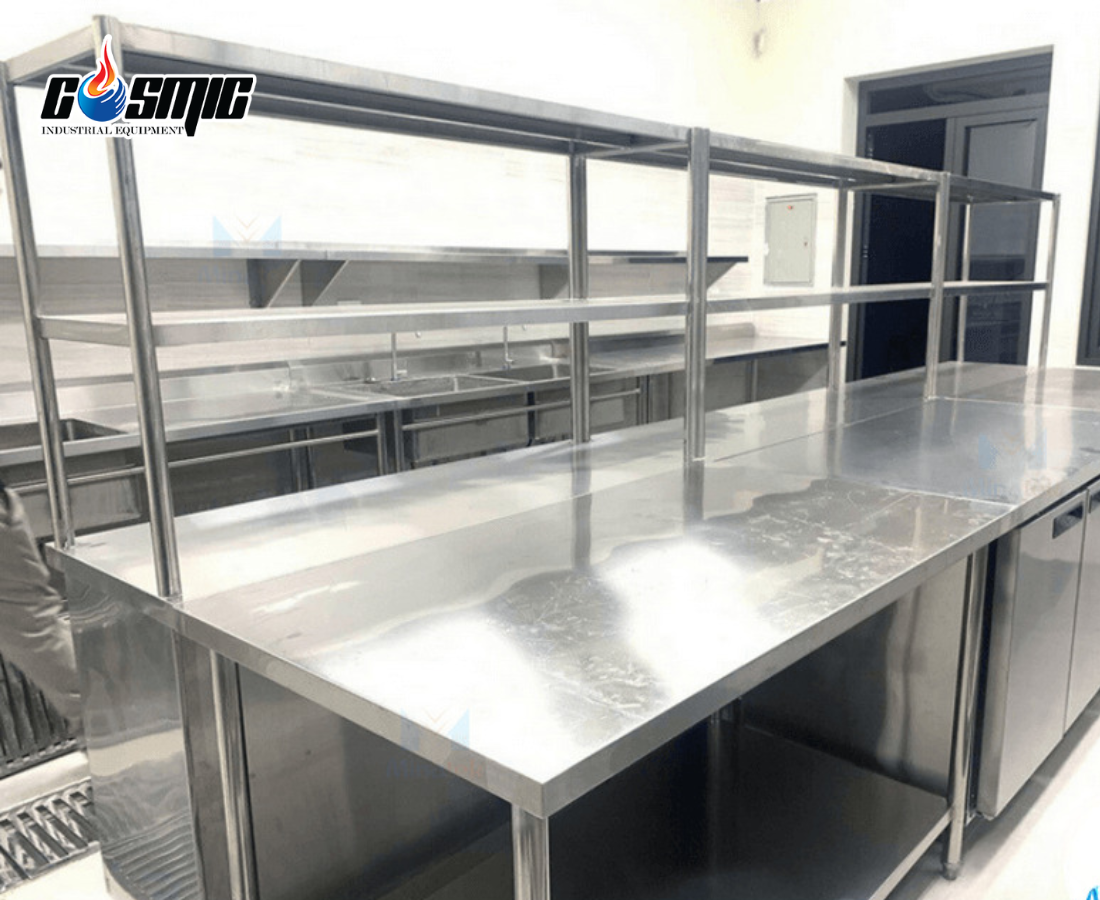 Có thể tiết kiệm chi phí ở những hạng mục như bàn inox, kệ inox và dụng cụ sơ chế 