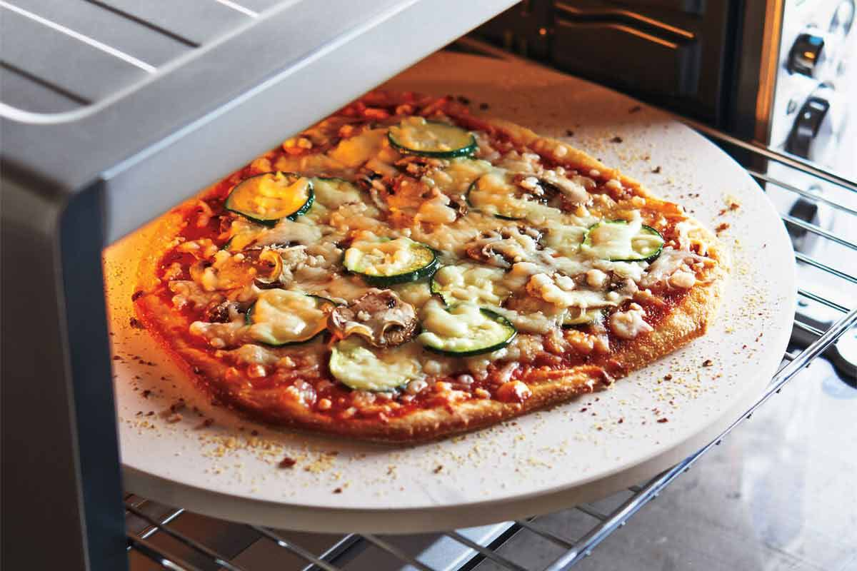 Lựa chọn đá nướng pizza mới cần dựa trên cả kích thước, vật liệu và khả năng chịu nhiệt.