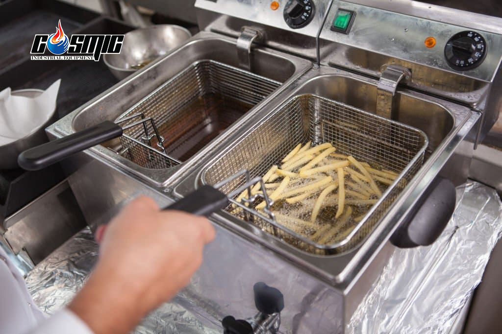 Nên hạ rổ chiên từ từ để tránh bắn dầu