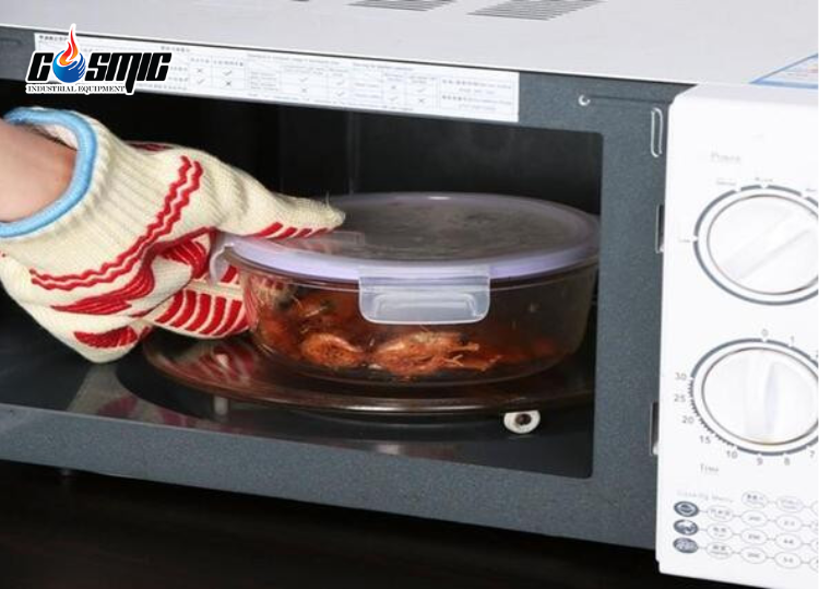 Sử dụng nắp phù hợp để hạn chế thực phẩm bắn ra khi hâm nóng