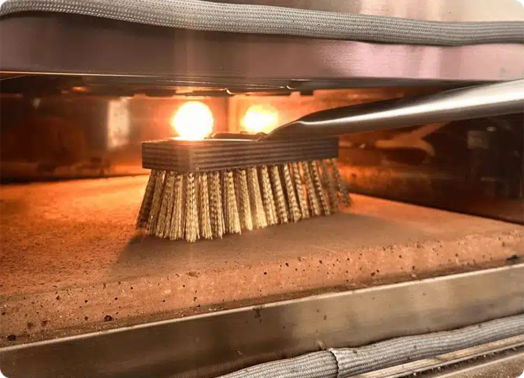 Thao tác không cẩn thận khi vệ sinh hoặc tháo lắp có thể làm đá nướng pizza bị sứt mẻ.